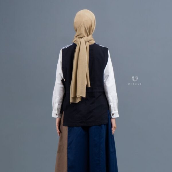 Runi Tops Hitam